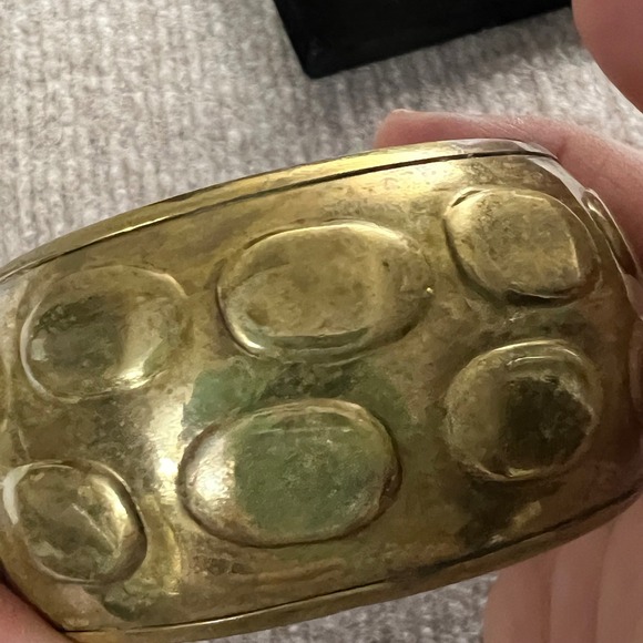 Vintage Gold Tone Bangle Bracelet Chunky Embossed Oval Made in India - Picture 7 of 7